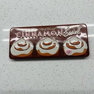Too faced cinnamon roll pallets